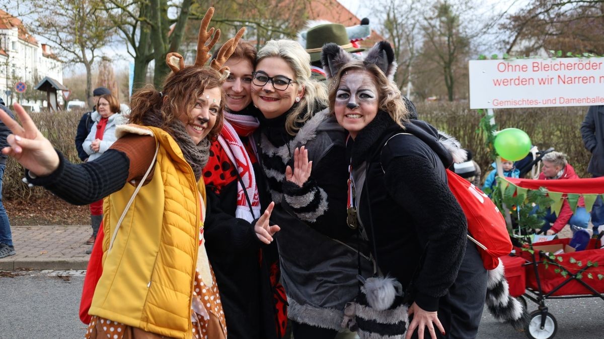 Ein großartiger Festumzug mit vielen befreundeten Vereinen und ungezählten Zuschauern krönt die 70. Saison des Bleicheröder Carneval Club.