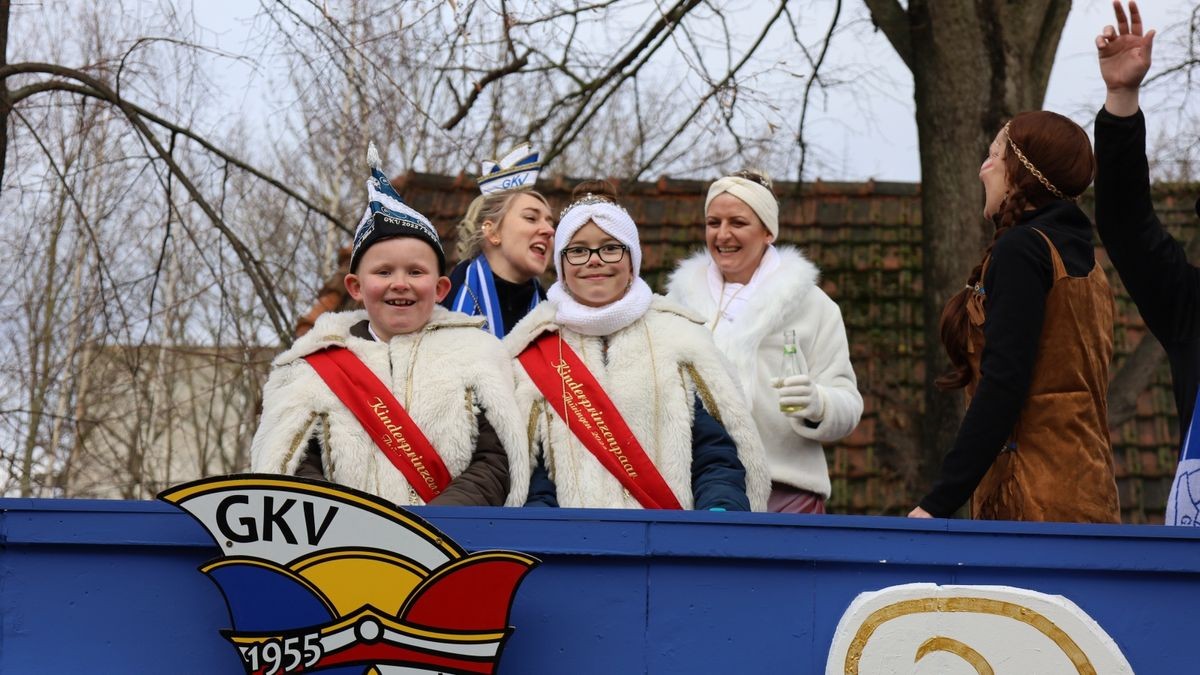 Ein großartiger Festumzug mit vielen befreundeten Vereinen und ungezählten Zuschauern krönt die 70. Saison des Bleicheröder Carneval Club.