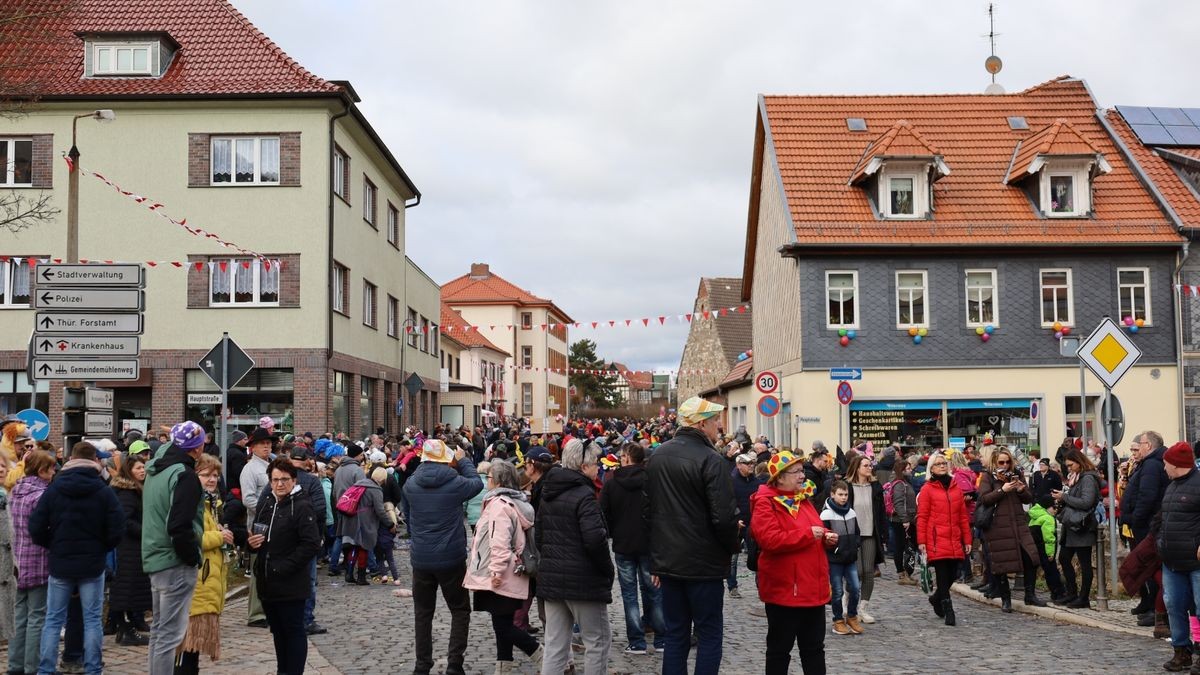 Ein großartiger Festumzug mit vielen befreundeten Vereinen und ungezählten Zuschauern krönt die 70. Saison des Bleicheröder Carneval Club.