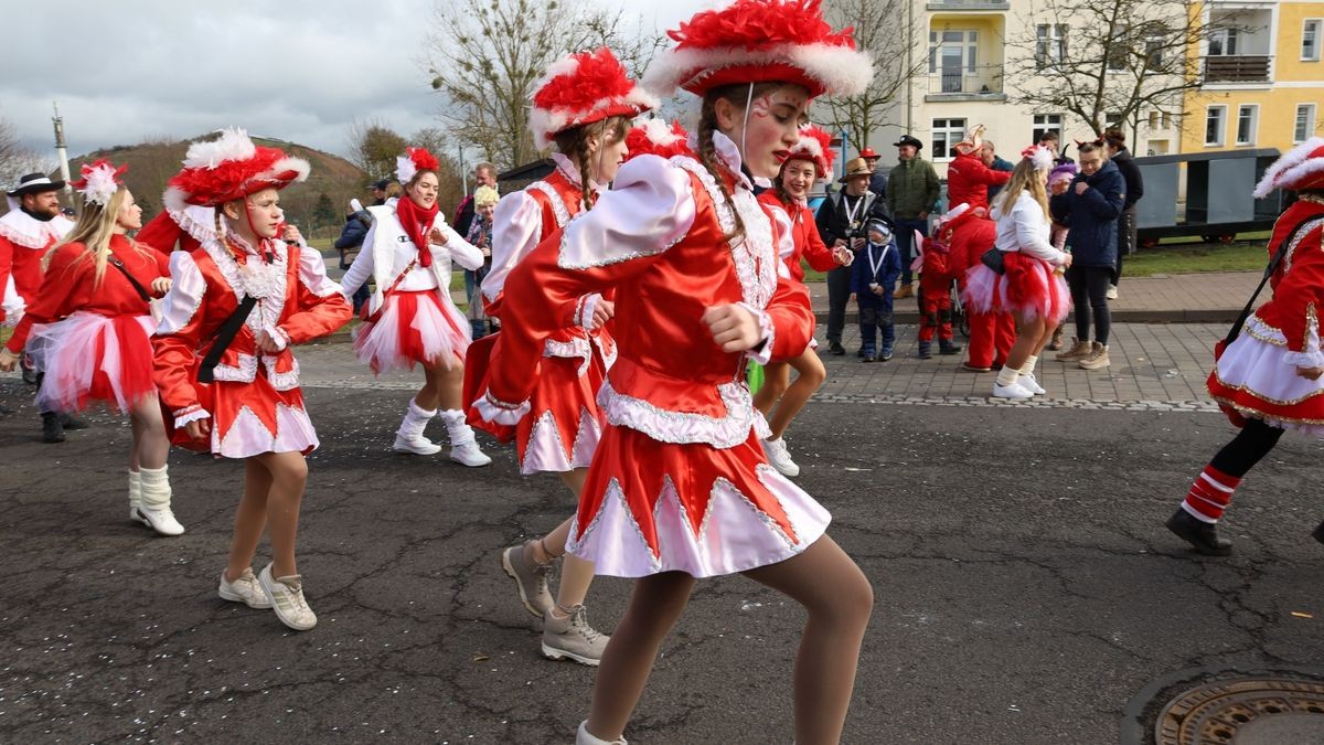 Ein großartiger Festumzug mit vielen befreundeten Vereinen und ungezählten Zuschauern krönt die 70. Saison des Bleicheröder Carneval Club.