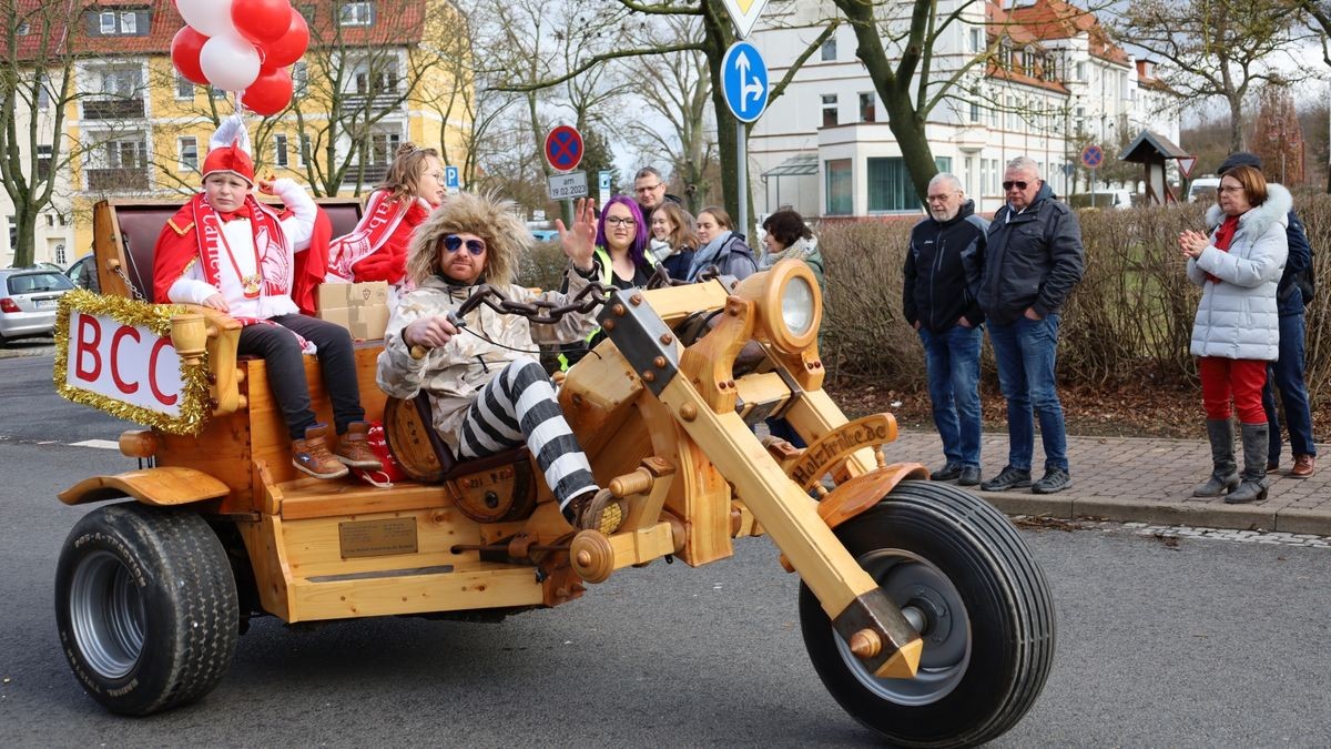 Ein großartiger Festumzug mit vielen befreundeten Vereinen und ungezählten Zuschauern krönt die 70. Saison des Bleicheröder Carneval Club.