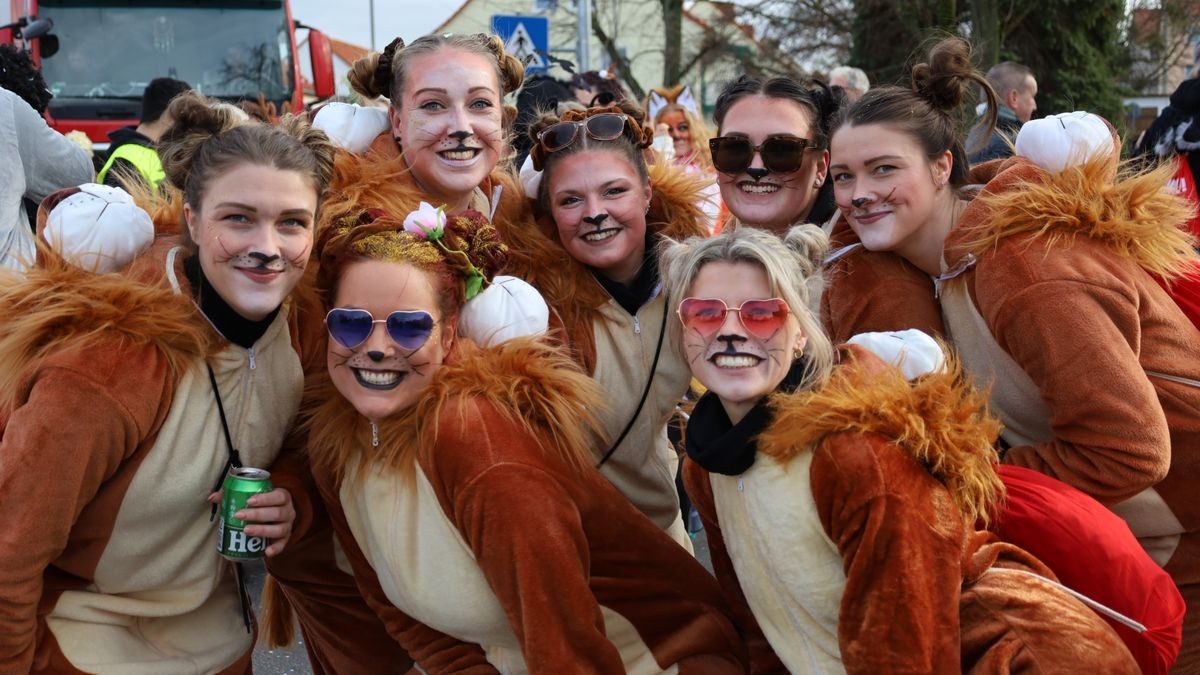 Ein großartiger Festumzug mit vielen befreundeten Vereinen und ungezählten Zuschauern krönt die 70. Saison des Bleicheröder Carneval Club.