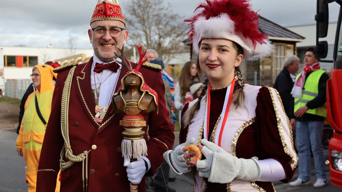 Ein großartiger Festumzug mit vielen befreundeten Vereinen und ungezählten Zuschauern krönt die 70. Saison des Bleicheröder Carneval Club.