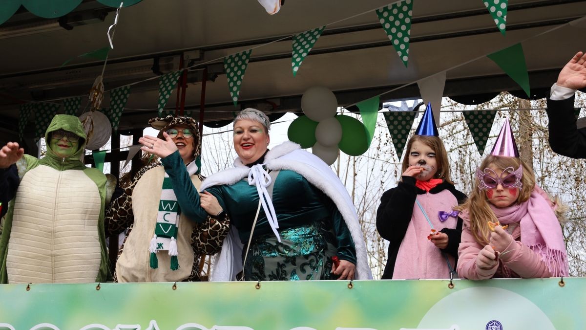 Ein großartiger Festumzug mit vielen befreundeten Vereinen und ungezählten Zuschauern krönt die 70. Saison des Bleicheröder Carneval Club.