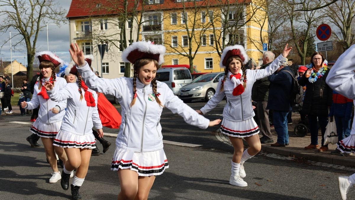 Ein großartiger Festumzug mit vielen befreundeten Vereinen und ungezählten Zuschauern krönt die 70. Saison des Bleicheröder Carneval Club.