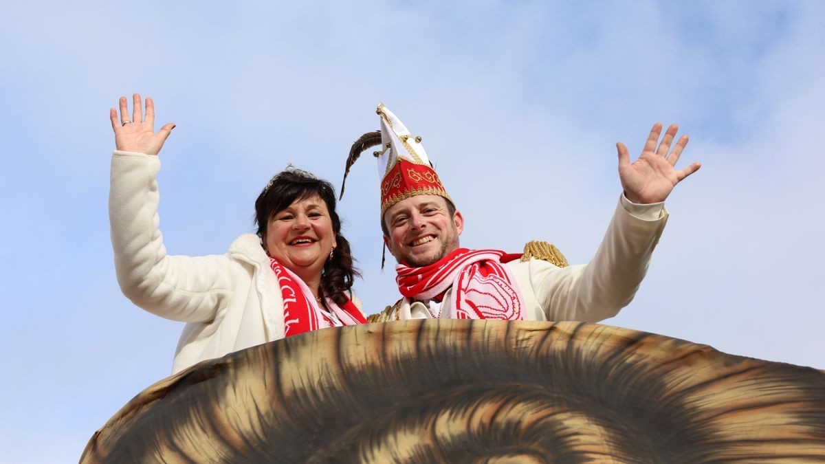 Ein großartiger Festumzug mit vielen befreundeten Vereinen und ungezählten Zuschauern krönt die 70. Saison des Bleicheröder Carneval Club.