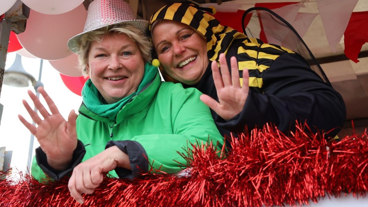 Ein großartiger Festumzug mit vielen befreundeten Vereinen und ungezählten Zuschauern krönt die 70. Saison des Bleicheröder Carneval Club.