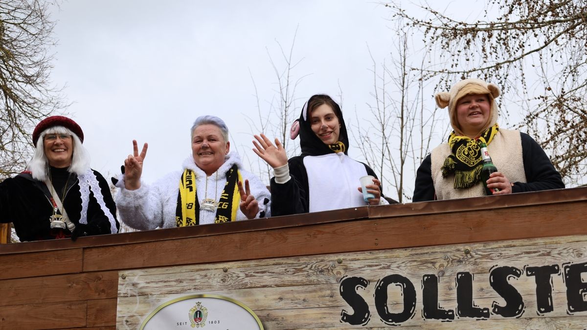 Ein großartiger Festumzug mit vielen befreundeten Vereinen und ungezählten Zuschauern krönt die 70. Saison des Bleicheröder Carneval Club.