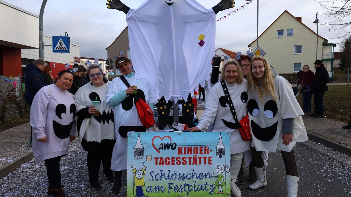 Ein großartiger Festumzug mit vielen befreundeten Vereinen und ungezählten Zuschauern krönt die 70. Saison des Bleicheröder Carneval Club.