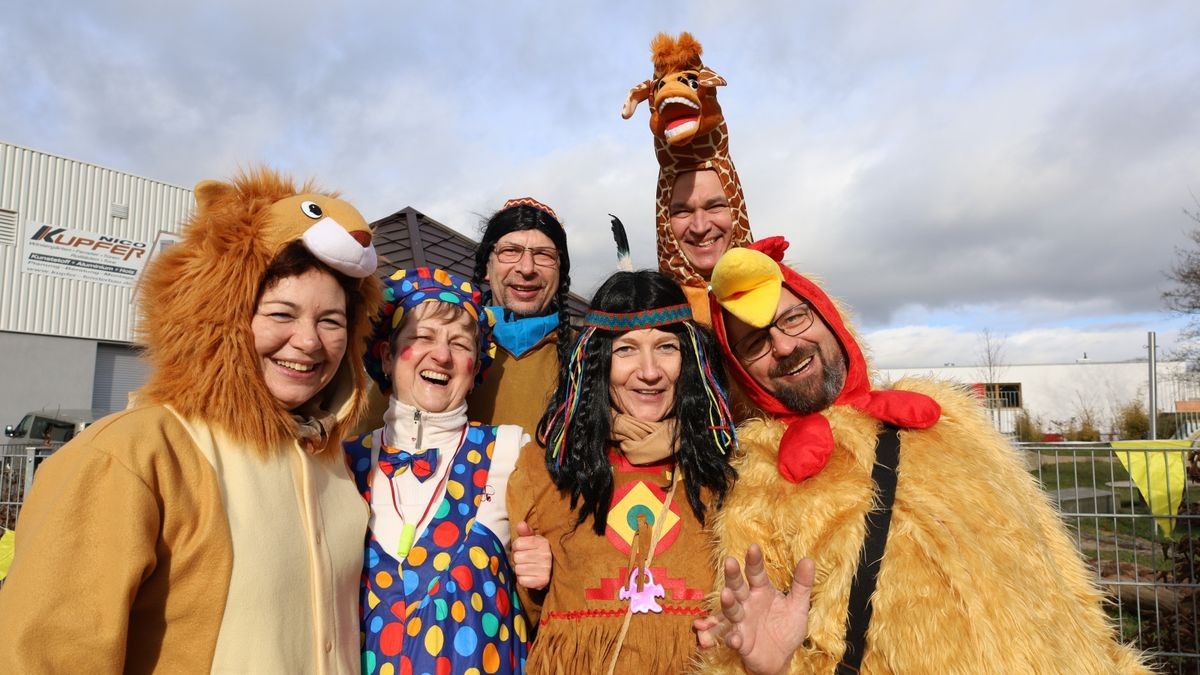 Ein großartiger Festumzug mit vielen befreundeten Vereinen und ungezählten Zuschauern krönt die 70. Saison des Bleicheröder Carneval Club.