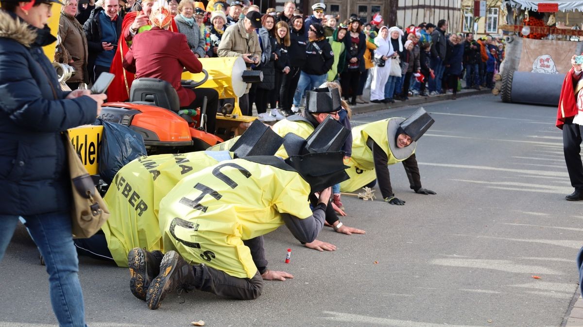 Ein großartiger Festumzug mit vielen befreundeten Vereinen und ungezählten Zuschauern krönt die 70. Saison des Bleicheröder Carneval Club.