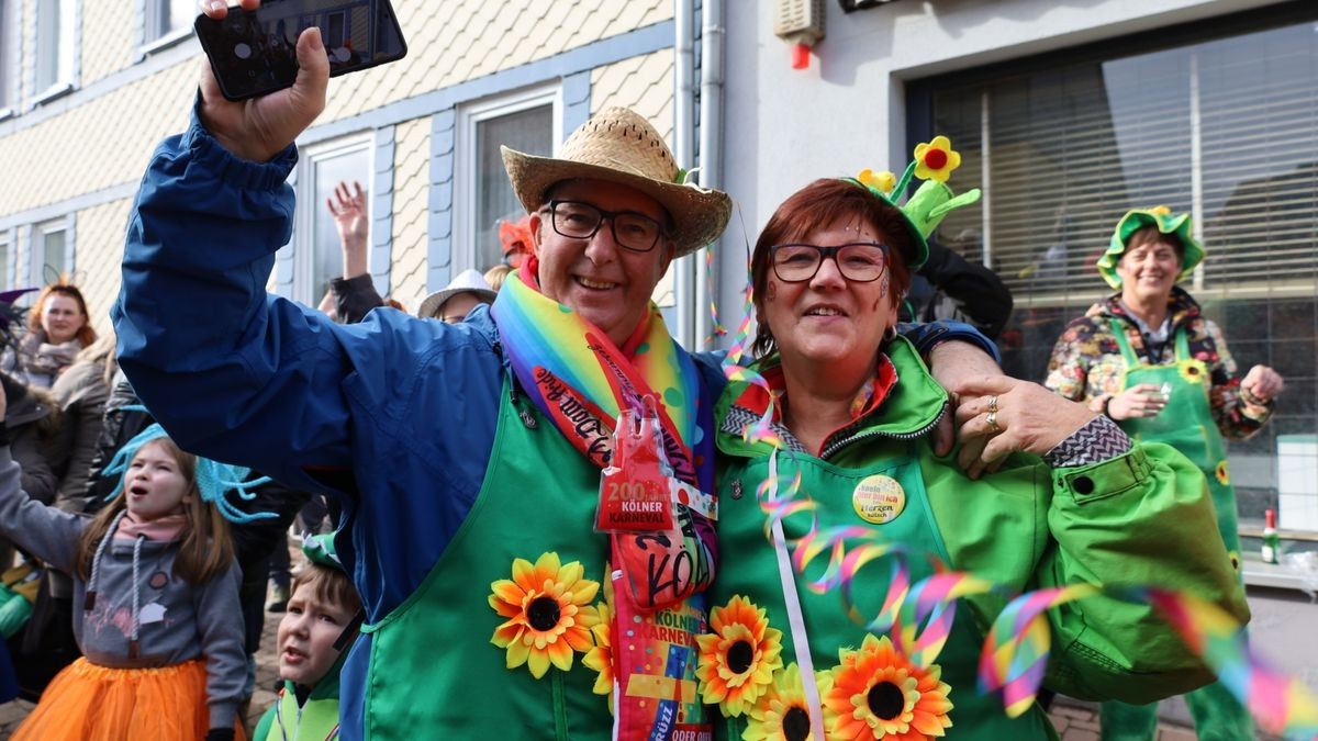 Ein großartiger Festumzug mit vielen befreundeten Vereinen und ungezählten Zuschauern krönt die 70. Saison des Bleicheröder Carneval Club.