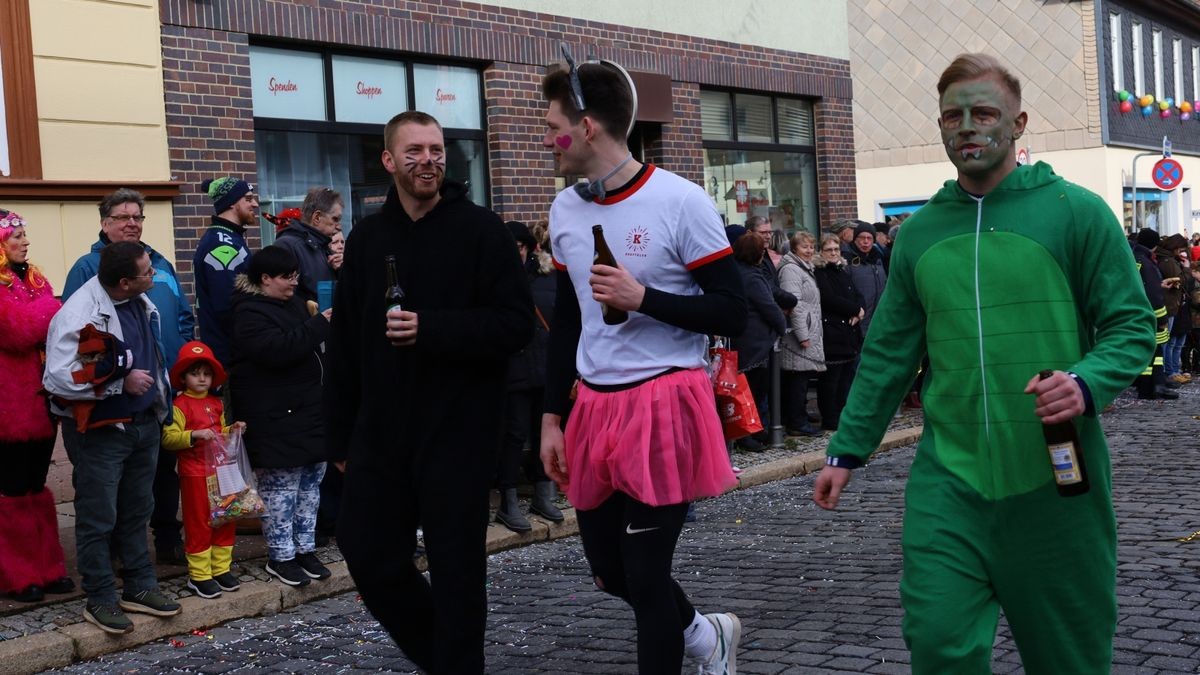 Ein großartiger Festumzug mit vielen befreundeten Vereinen und ungezählten Zuschauern krönt die 70. Saison des Bleicheröder Carneval Club.