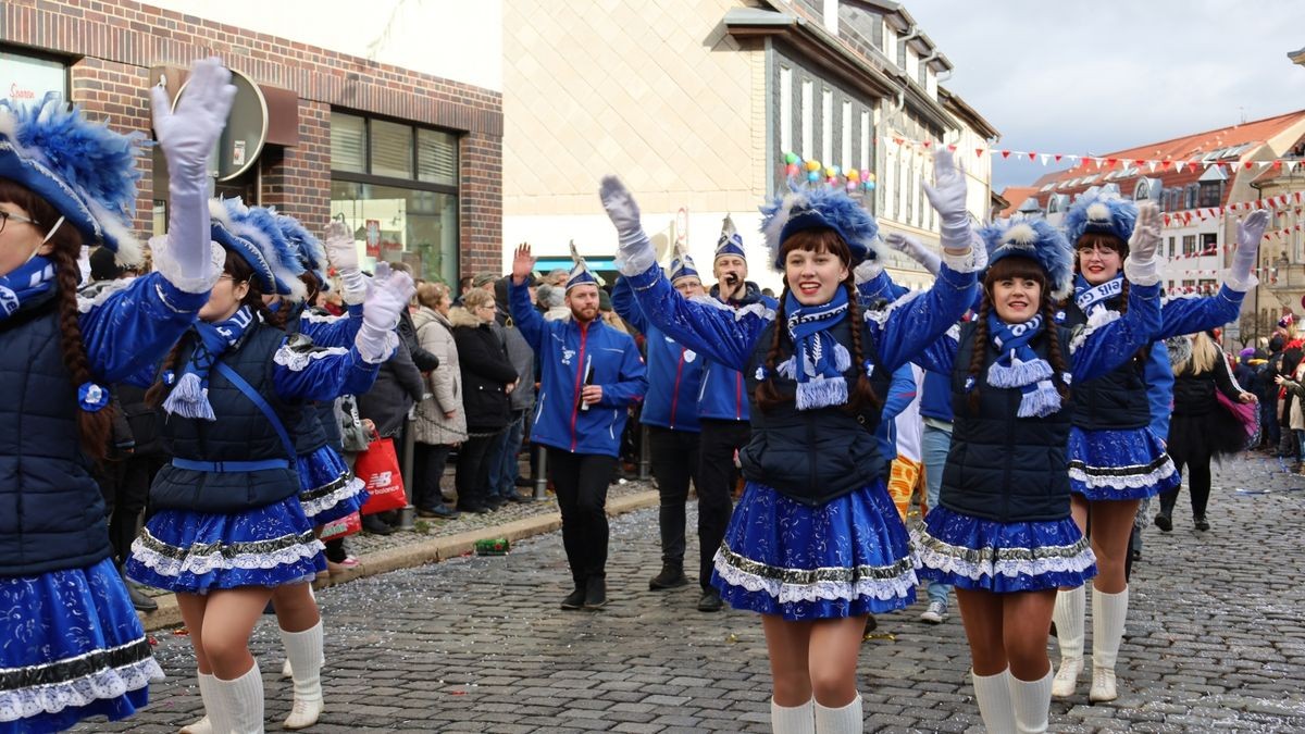 Ein großartiger Festumzug mit vielen befreundeten Vereinen und ungezählten Zuschauern krönt die 70. Saison des Bleicheröder Carneval Club.