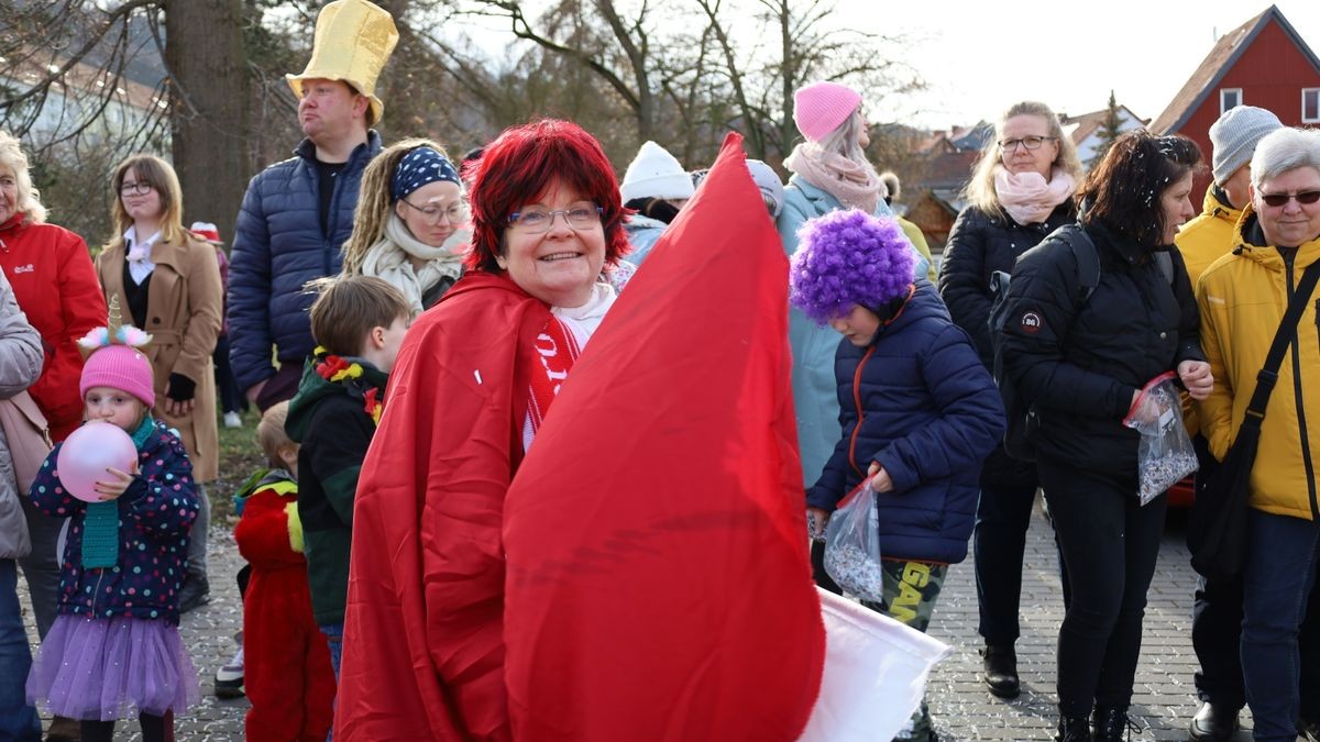 Ein großartiger Festumzug mit vielen befreundeten Vereinen und ungezählten Zuschauern krönt die 70. Saison des Bleicheröder Carneval Club.