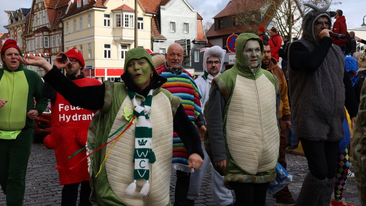 Ein großartiger Festumzug mit vielen befreundeten Vereinen und ungezählten Zuschauern krönt die 70. Saison des Bleicheröder Carneval Club.