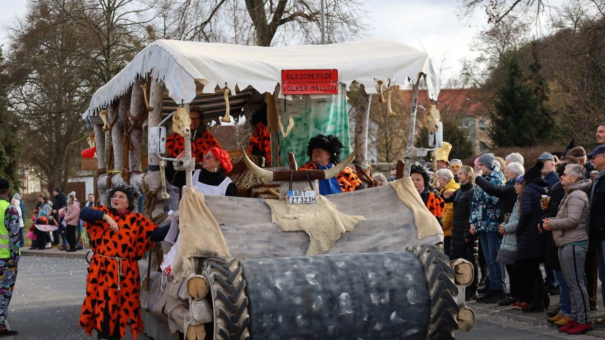 Ein großartiger Festumzug mit vielen befreundeten Vereinen und ungezählten Zuschauern krönt die 70. Saison des Bleicheröder Carneval Club.