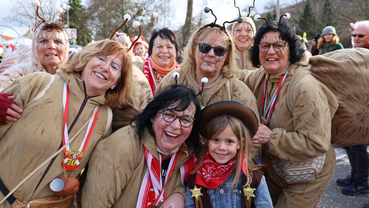 Ein großartiger Festumzug mit vielen befreundeten Vereinen und ungezählten Zuschauern krönt die 70. Saison des Bleicheröder Carneval Club.