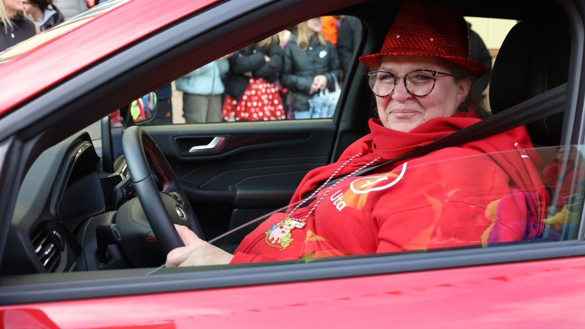 Ein großartiger Festumzug mit vielen befreundeten Vereinen und ungezählten Zuschauern krönt die 70. Saison des Bleicheröder Carneval Club.