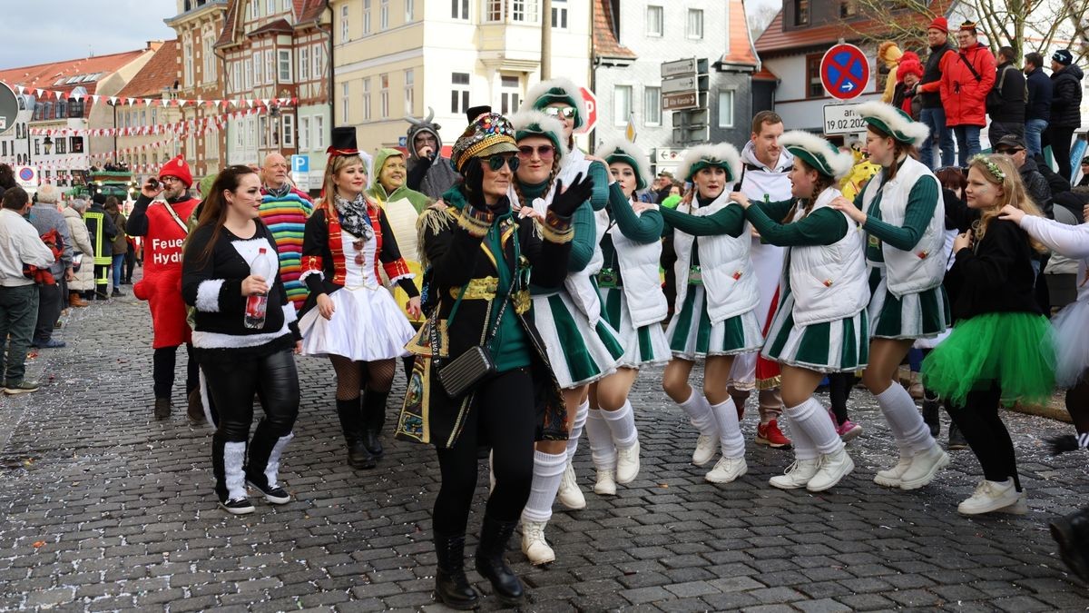 Ein großartiger Festumzug mit vielen befreundeten Vereinen und ungezählten Zuschauern krönt die 70. Saison des Bleicheröder Carneval Club.