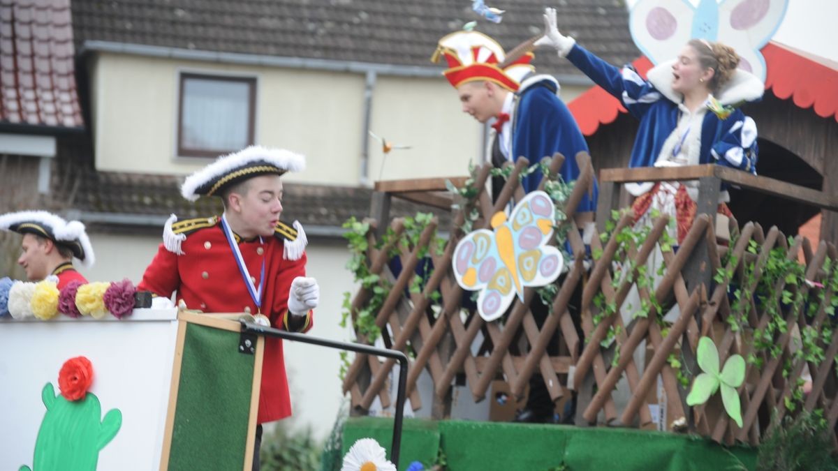 Der Treffurter Carneval Verein lockte mit seinem Umzug am Faschingssonntag hunderte Menschen an die Straßen der Werrastadt.