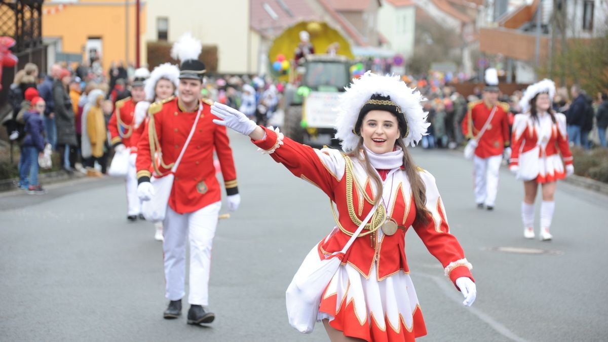 Der Treffurter Carneval Verein lockte mit seinem Umzug am Faschingssonntag hunderte Menschen an die Straßen der Werrastadt.