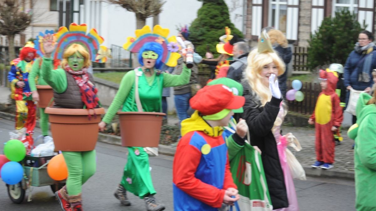 Der Treffurter Carneval Verein lockte mit seinem Umzug am Faschingssonntag hunderte Menschen an die Straßen der Werrastadt.