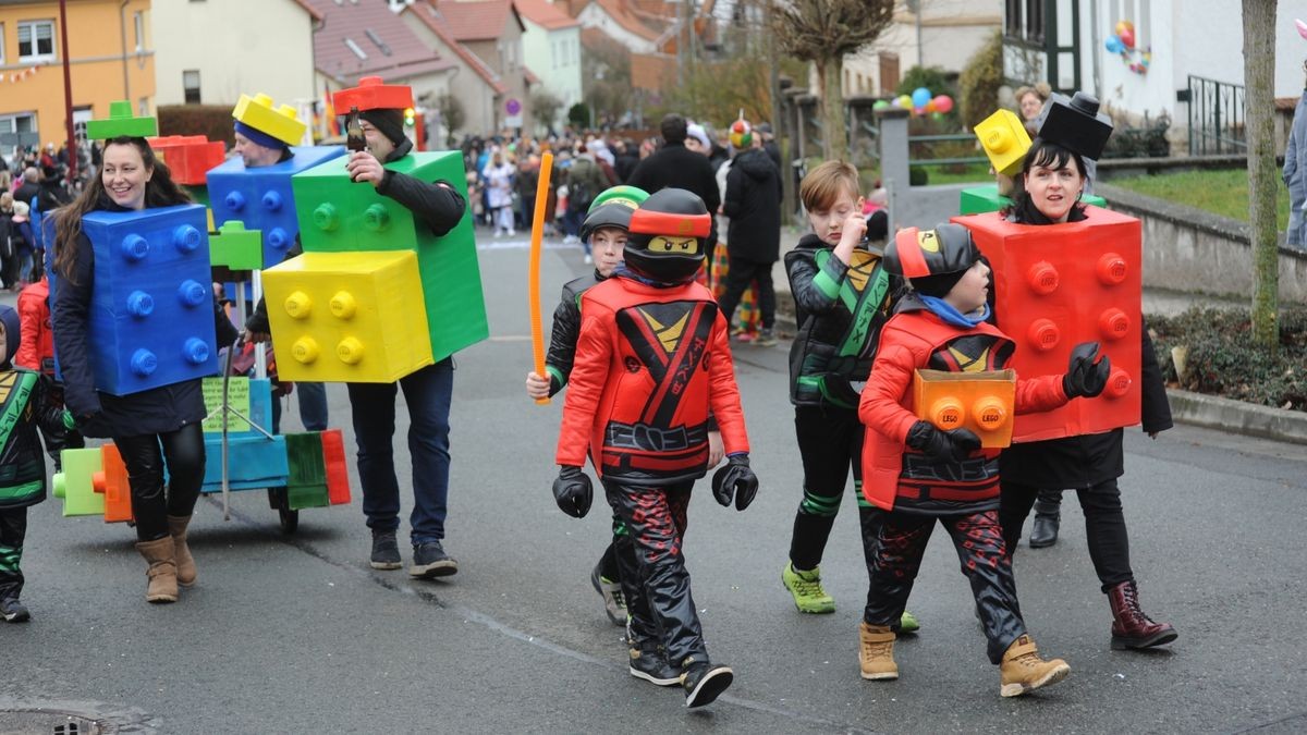 Der Treffurter Carneval Verein lockte mit seinem Umzug am Faschingssonntag hunderte Menschen an die Straßen der Werrastadt.