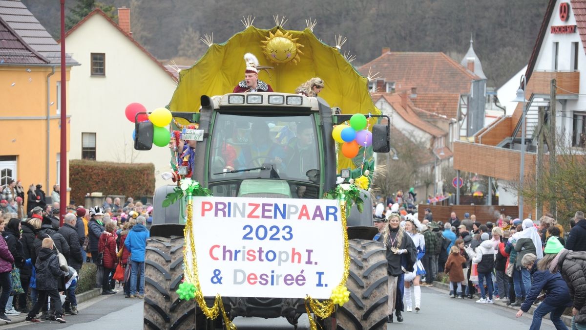 Der Treffurter Carneval Verein lockte mit seinem Umzug am Faschingssonntag hunderte Menschen an die Straßen der Werrastadt.