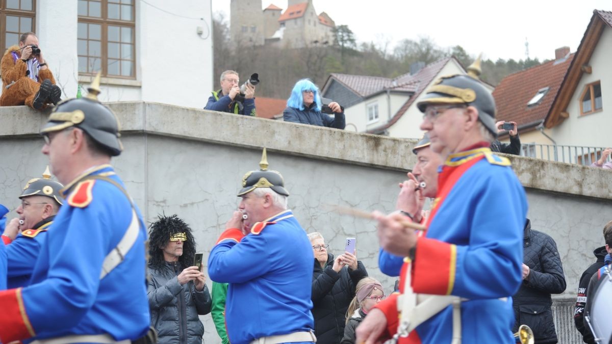 Der Treffurter Carneval Verein lockte mit seinem Umzug am Faschingssonntag hunderte Menschen an die Straßen der Werrastadt.