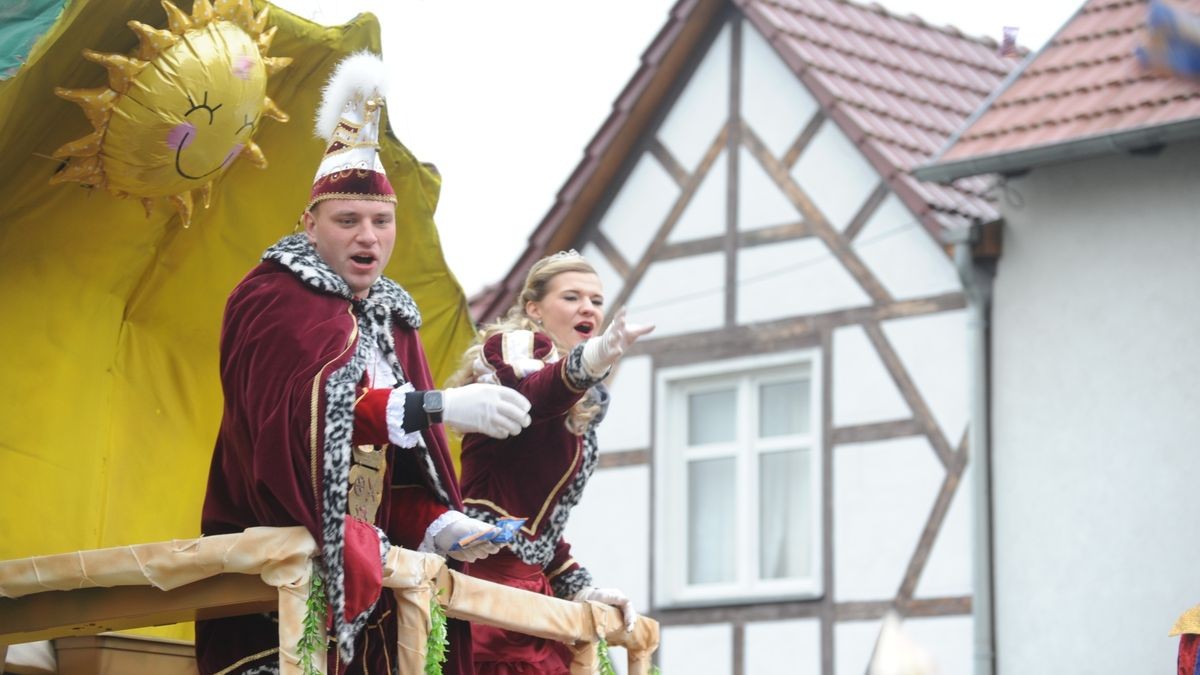 Der Treffurter Carneval Verein lockte mit seinem Umzug am Faschingssonntag hunderte Menschen an die Straßen der Werrastadt.