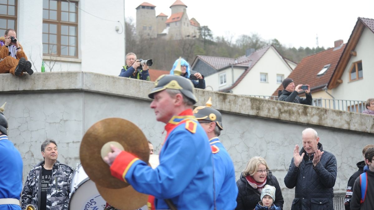 Der Treffurter Carneval Verein lockte mit seinem Umzug am Faschingssonntag hunderte Menschen an die Straßen der Werrastadt.