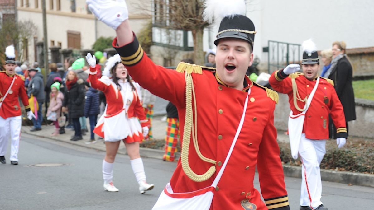 Der Treffurter Carneval Verein lockte mit seinem Umzug am Faschingssonntag hunderte Menschen an die Straßen der Werrastadt.