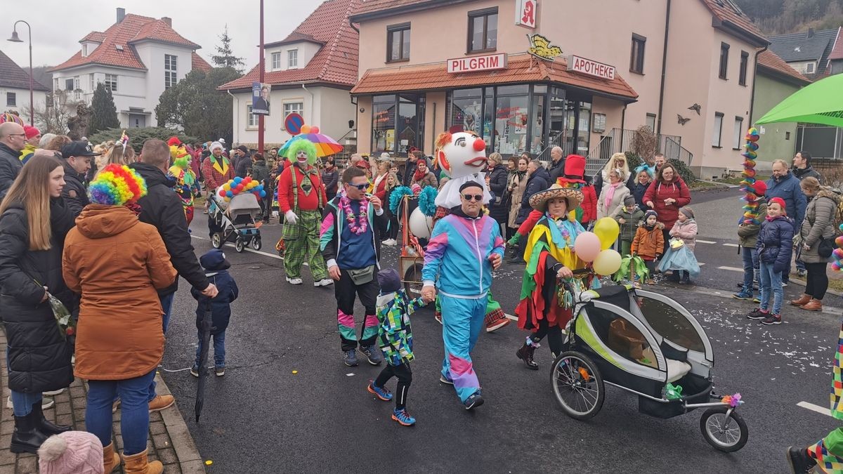 Der Treffurter Carneval Verein lockte mit seinem Umzug am Faschingssonntag hunderte Menschen an die Straßen der Werrastadt.