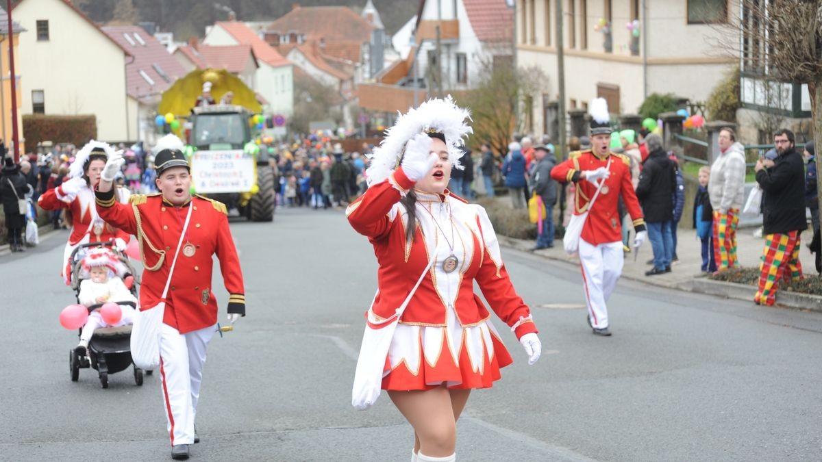 Der Treffurter Carneval Verein lockte mit seinem Umzug am Faschingssonntag hunderte Menschen an die Straßen der Werrastadt.