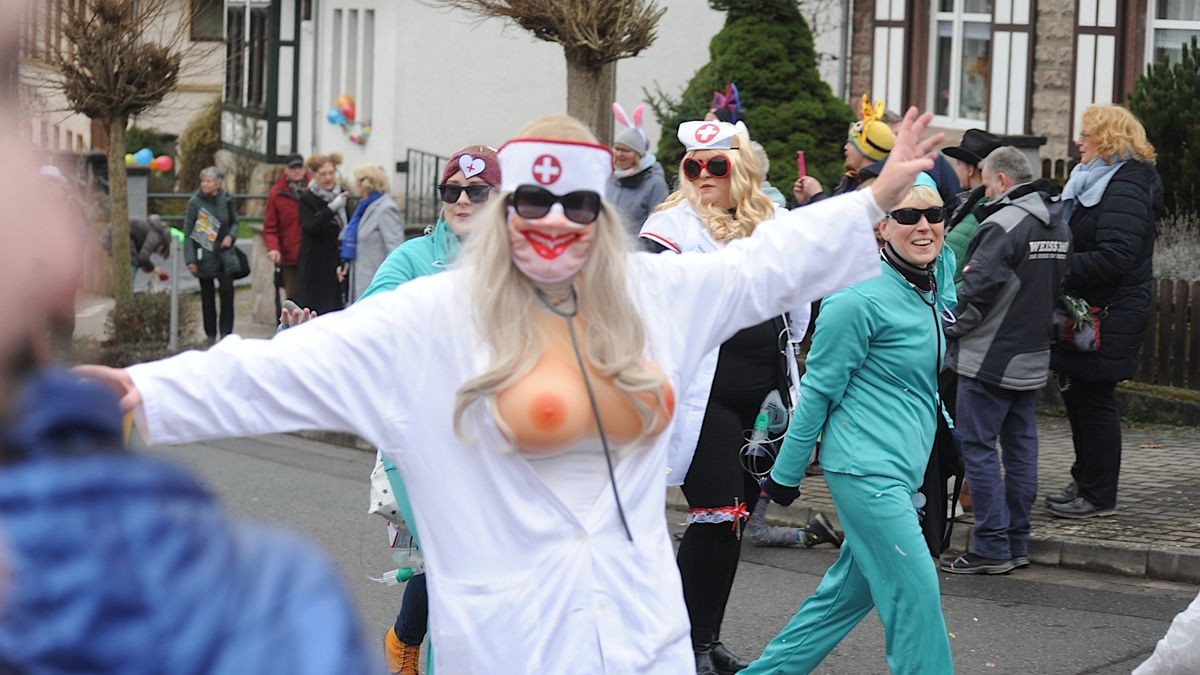 Der Treffurter Carneval Verein lockte mit seinem Umzug am Faschingssonntag hunderte Menschen an die Straßen der Werrastadt.