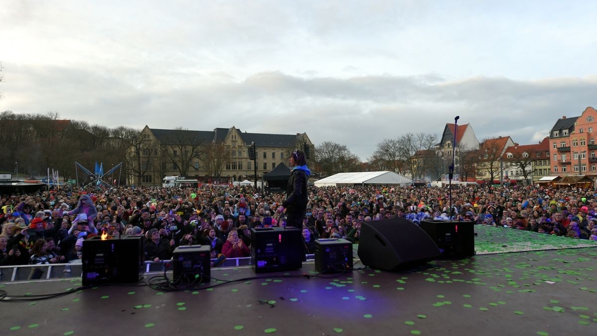 Mit einer großen Party wird am Sonntag auf dem Erfurter Domplatz Karneval gefeiert.