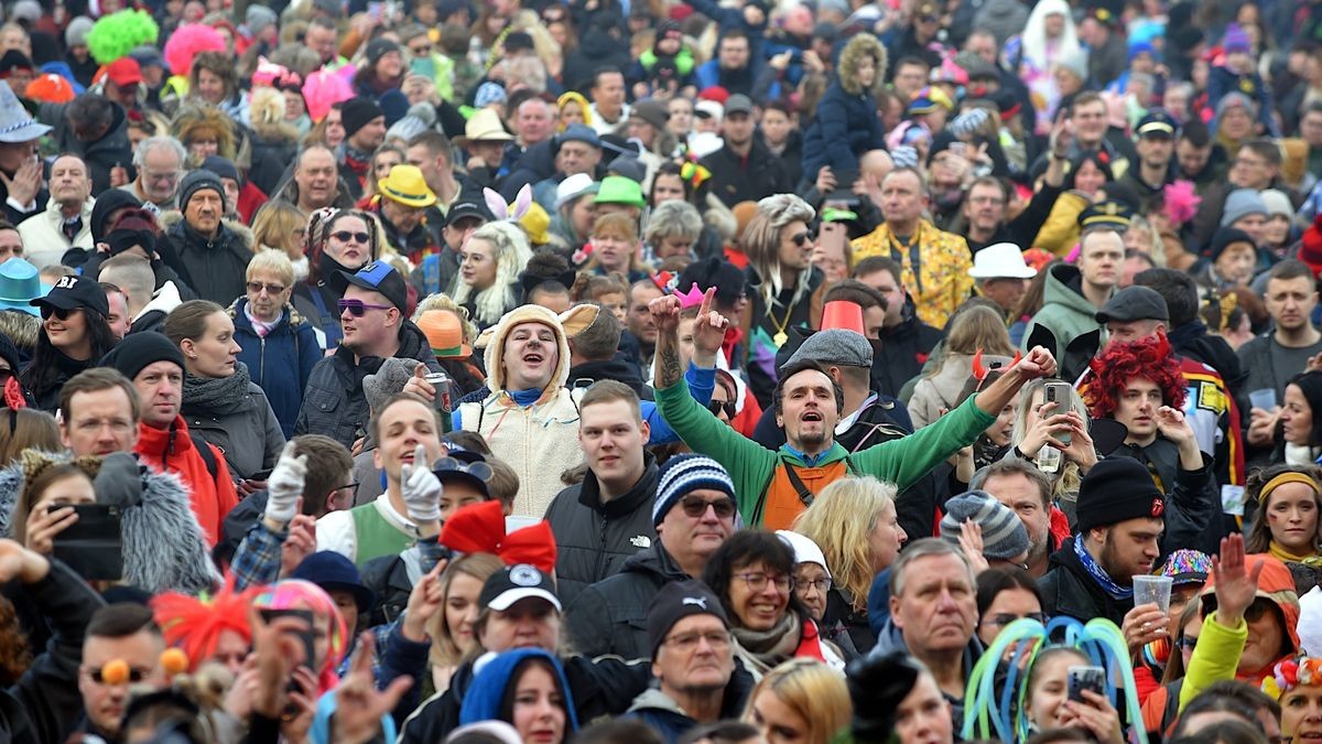 Mit einer großen Party wird am Sonntag auf dem Erfurter Domplatz Karneval gefeiert.