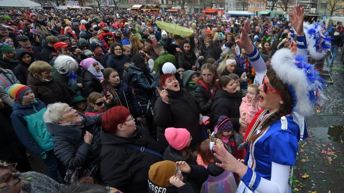 Mit einer großen Party wird am Sonntag auf dem Erfurter Domplatz Karneval gefeiert.