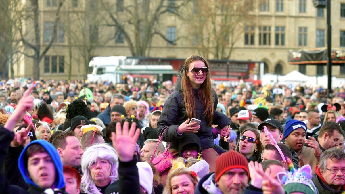 Mit einer großen Party wird am Sonntag auf dem Erfurter Domplatz Karneval gefeiert.