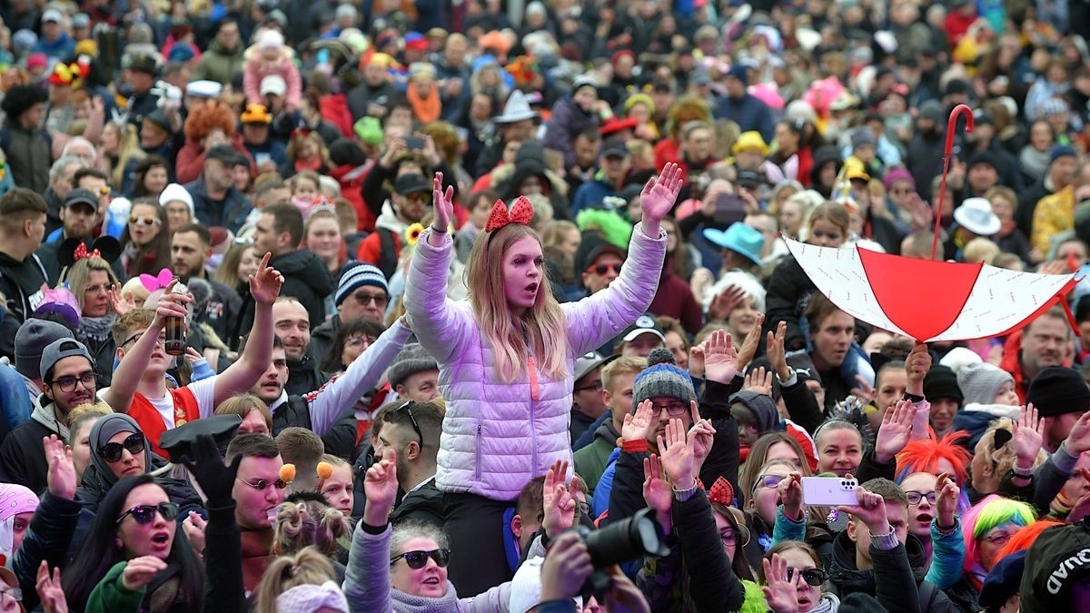 Mit einer großen Party wird am Sonntag auf dem Erfurter Domplatz Karneval gefeiert.