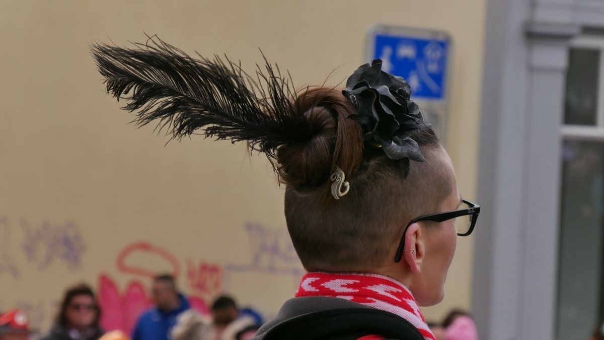 Hunderte Narren aus insgesamt 19 Vereinen Sondershausens und der Umgebung sorgten beim traditionellen Rosenmontagsumzug - dem einzigen in Nordthüringen - für gute Stimmung. Tausende Karnevalsbegeisterte säumten die Straßen und jubelten den Machern der Fünften Jahreszeit zu. Auf dem Marktplatz, dem Ziel des Umzugs, wurde dann noch ausgelassen gefeiert.