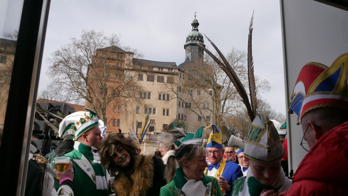 Hunderte Narren aus insgesamt 19 Vereinen Sondershausens und der Umgebung sorgten beim traditionellen Rosenmontagsumzug - dem einzigen in Nordthüringen - für gute Stimmung. Tausende Karnevalsbegeisterte säumten die Straßen und jubelten den Machern der Fünften Jahreszeit zu. Auf dem Marktplatz, dem Ziel des Umzugs, wurde dann noch ausgelassen gefeiert.