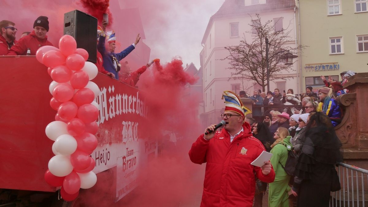 Hunderte Narren aus insgesamt 19 Vereinen Sondershausens und der Umgebung sorgten beim traditionellen Rosenmontagsumzug - dem einzigen in Nordthüringen - für gute Stimmung. Tausende Karnevalsbegeisterte säumten die Straßen und jubelten den Machern der Fünften Jahreszeit zu. Auf dem Marktplatz, dem Ziel des Umzugs, wurde dann noch ausgelassen gefeiert.