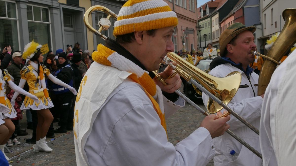 Hunderte Narren aus insgesamt 19 Vereinen Sondershausens und der Umgebung sorgten beim traditionellen Rosenmontagsumzug - dem einzigen in Nordthüringen - für gute Stimmung. Tausende Karnevalsbegeisterte säumten die Straßen und jubelten den Machern der Fünften Jahreszeit zu. Auf dem Marktplatz, dem Ziel des Umzugs, wurde dann noch ausgelassen gefeiert.