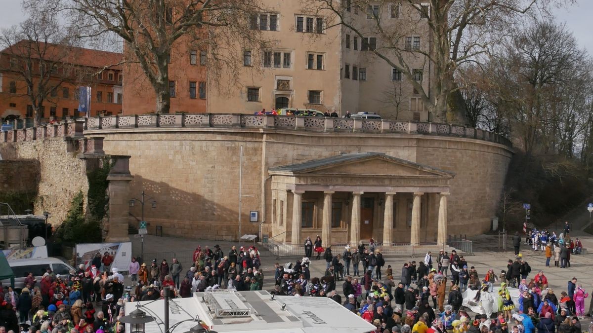 Hunderte Narren aus insgesamt 19 Vereinen Sondershausens und der Umgebung sorgten beim traditionellen Rosenmontagsumzug - dem einzigen in Nordthüringen - für gute Stimmung. Tausende Karnevalsbegeisterte säumten die Straßen und jubelten den Machern der Fünften Jahreszeit zu. Auf dem Marktplatz, dem Ziel des Umzugs, wurde dann noch ausgelassen gefeiert.