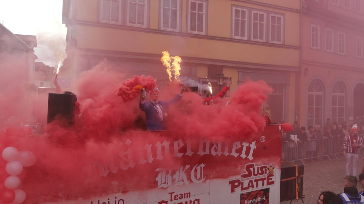 Hunderte Narren aus insgesamt 19 Vereinen Sondershausens und der Umgebung sorgten beim traditionellen Rosenmontagsumzug - dem einzigen in Nordthüringen - für gute Stimmung. Tausende Karnevalsbegeisterte säumten die Straßen und jubelten den Machern der Fünften Jahreszeit zu. Auf dem Marktplatz, dem Ziel des Umzugs, wurde dann noch ausgelassen gefeiert.