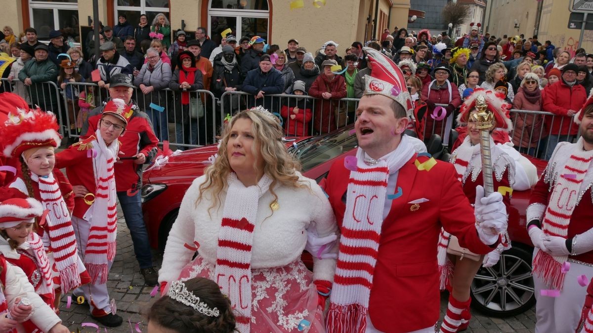 Hunderte Narren aus insgesamt 19 Vereinen Sondershausens und der Umgebung sorgten beim traditionellen Rosenmontagsumzug - dem einzigen in Nordthüringen - für gute Stimmung. Tausende Karnevalsbegeisterte säumten die Straßen und jubelten den Machern der Fünften Jahreszeit zu. Auf dem Marktplatz, dem Ziel des Umzugs, wurde dann noch ausgelassen gefeiert.