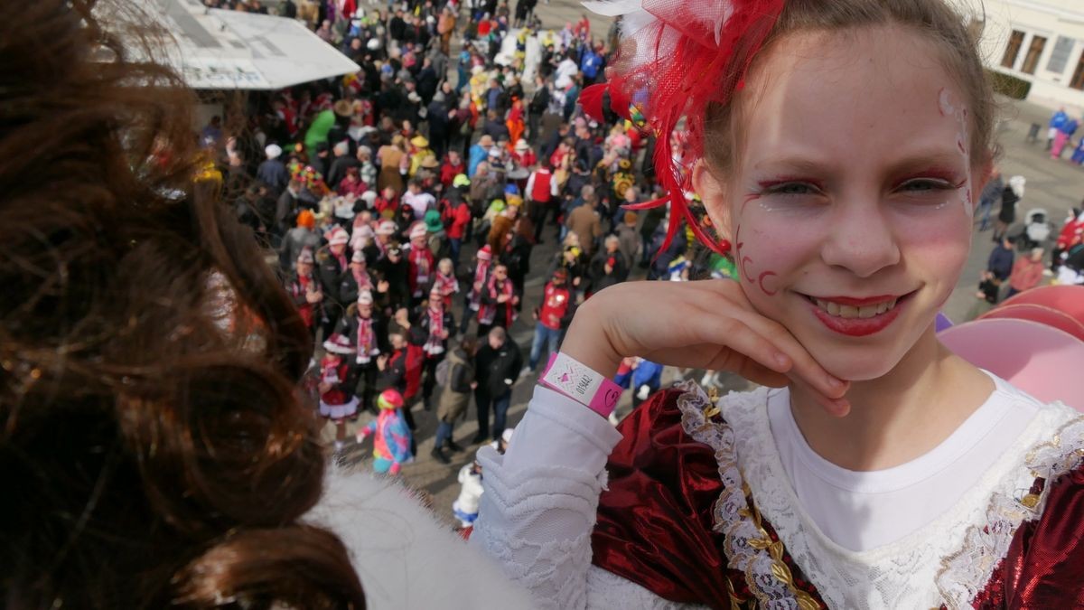 Hunderte Narren aus insgesamt 19 Vereinen Sondershausens und der Umgebung sorgten beim traditionellen Rosenmontagsumzug - dem einzigen in Nordthüringen - für gute Stimmung. Tausende Karnevalsbegeisterte säumten die Straßen und jubelten den Machern der Fünften Jahreszeit zu. Auf dem Marktplatz, dem Ziel des Umzugs, wurde dann noch ausgelassen gefeiert.