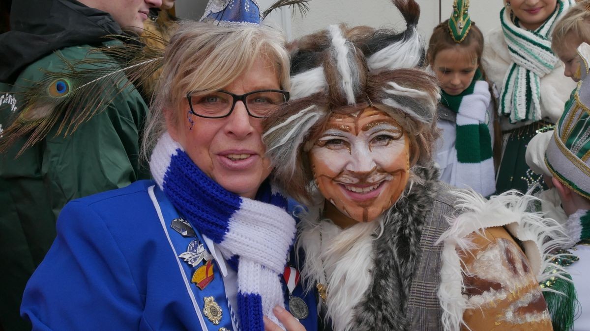 Hunderte Narren aus insgesamt 19 Vereinen Sondershausens und der Umgebung sorgten beim traditionellen Rosenmontagsumzug - dem einzigen in Nordthüringen - für gute Stimmung. Tausende Karnevalsbegeisterte säumten die Straßen und jubelten den Machern der Fünften Jahreszeit zu. Auf dem Marktplatz, dem Ziel des Umzugs, wurde dann noch ausgelassen gefeiert.